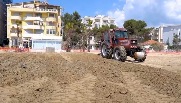 VIDEOLAJM/ Rama publikon pamje nga plazhi i Durrësit: Po punohet për shtrirjen e shtresave të rërës…