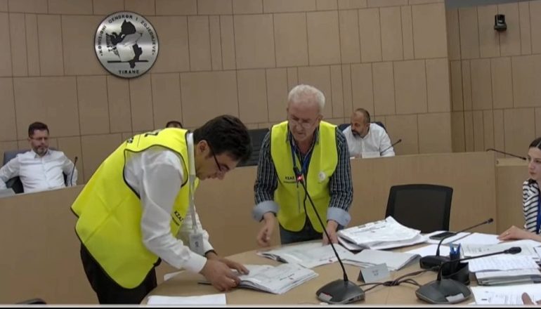 VENDORET 2023/ Pas kërkesës së PDIU, KAS vendos të hapë një kuti votimi të Mallakastrësas kërkesës së PDIU, KAS vendos të hapë një kuti votimi të Mallakastrës