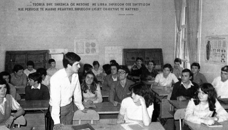 DOSSIER/ Ngjarja te konvikti i Institutit të Arteve, në ’89-ën. Relacioni sekret: Studentët dolën në ballkon, duke…