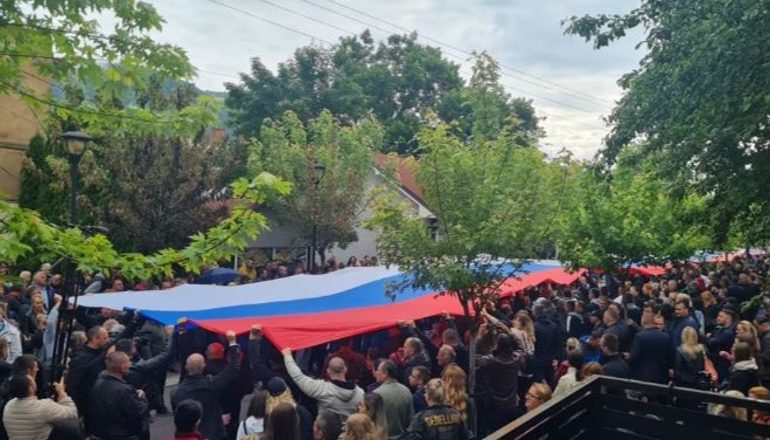 TENSIONET NË VERI TË KOSOVËS/ Protestuesit serbë shpalosin flamurin e Serbisë në Zveçan
