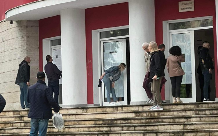 VËZHGIMI/ Votimi tek Liceu Artistik, shtohet pjesëmarrja orët e fundit