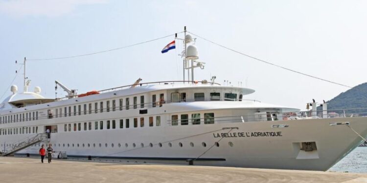PAMJET/ Vlora “pushtohet” nga turistët e huaj, mbërrin kroçera “La bella del Adriatique”
