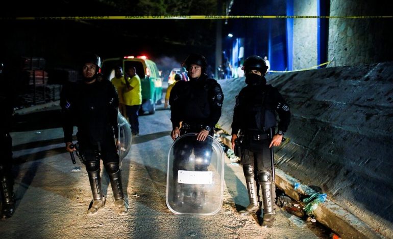 U SHKELËN TEKSA TENTUAN TË FUTESHIN NË STADIUM/ Humbin jetën 9 persona në El Salvador