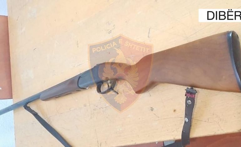 PARANDALOHET KRIMI NË DIBËR/ Dhunoi gruan dhe djalin e i kërcënoi me çifte, arrestohet 46-vjeçari