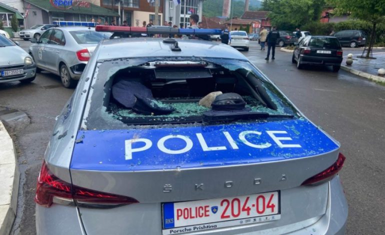 TENSIONET NË VERI/ Thyhen xhamat e makinës së Policisë në Zveçan