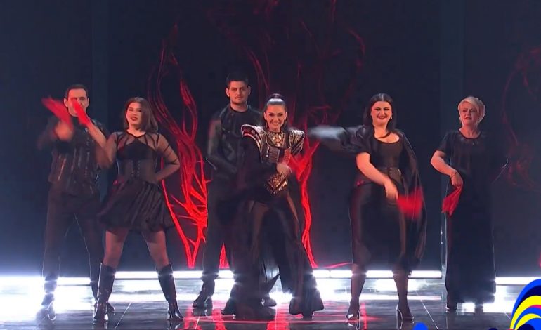 EMOCION! Shqipëria kualifikohet në FINALE, Albina dhe familja Kelmendi elektrizojnë skenen e Eurovisionit (VIDEO)