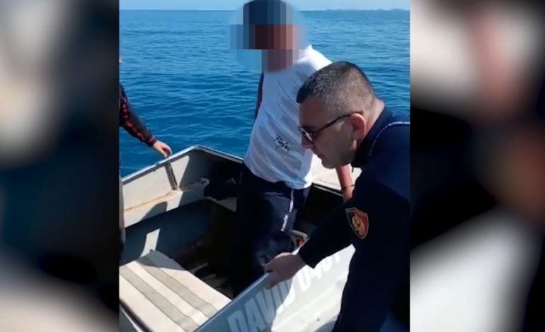 PO PESHKONTE NË GJIRIN E VLORËS/ Bllokohet mjeti lundrues, pronari ndëshkohet me gjobë