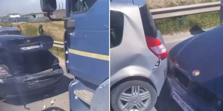 EMRAT/ Aksident në Fier, ‘Benz-i’ përplas ‘Volkswagen-in’ e parkuar anës rrugës