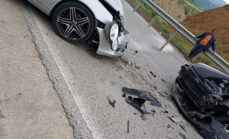 AKSIDENT NË GRAMSH/ Përplasen dy makina, tre të plagosur