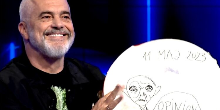 14 MAJI/ Rama i bie dajres LIVE në emision, ja mesazhi që shkruhet mbi të…