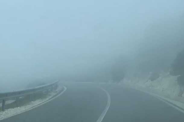 ÇFARË NDODHI? Qafa e Llogarasë “pushtohet” nga mjegulla, policia: Kini kujdes…