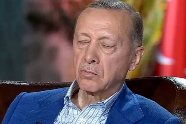 A ËSHTË MIRË? Erdogan-in e zë gjumi gjatë intervistës, pamjet bëhen virale