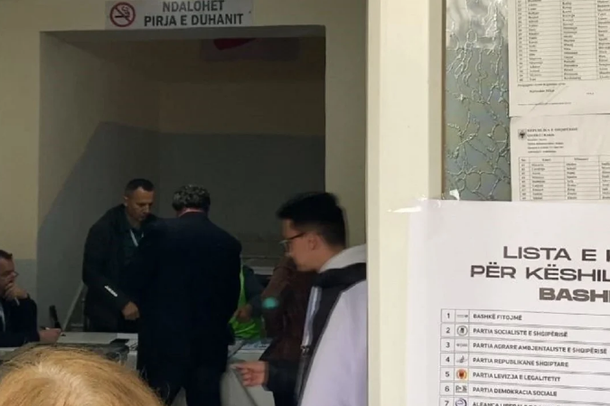 SHQIPËRIA ZGJEDH KRYEBASHKIAKËT E RINJ/ Kukësi pa drita, qytetarët votojnë në errësirë