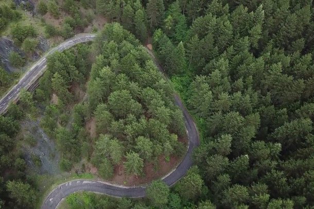 E RËNDË/ Po lëvizte me biçikletë, bie në humnerë tursti i huaj në aksin Përmet-Leskovik