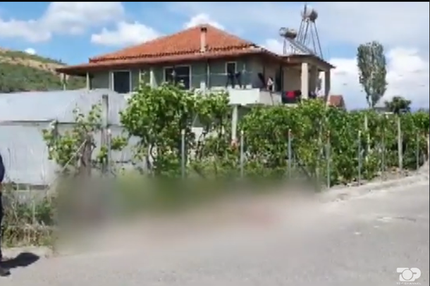 GJAK NË TROTUAR DHE POLICËT NË VENDNGJARJE/ Pamje nga vrasja makabre në Elbasan