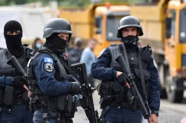 TENSIONE NË VERI TË KOSOVËS/ Forca të shumta policie, serbët pengojnë kryetarin e ri të hyjë në komunë