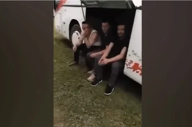 “KOSOVA ËSHTË SERBI”/ Shoferët shqiptarë fyhen dhe provokohen nga mbështetësit e Vuçiç (VIDEO)
