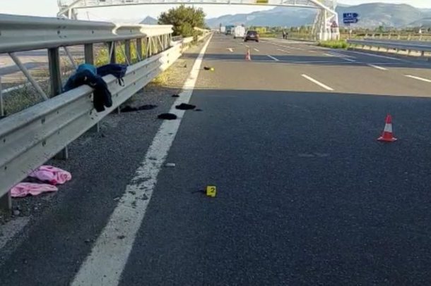 AKSIDENT NË AKSIN RROGOZHINË-LUSHNJË/ Fugoni i mallrave përplaset me trafikndarësen