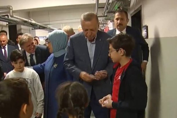 VIDEOLAJM/ Erdogan u shpërndan para fëmijëve në qendrën e votimit