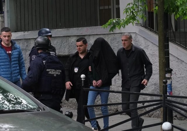 E STËRVITI SE SI TË QËLLOJË/ Arrestohet babai i djalit që kreu masakrën në shkollën në Beograd