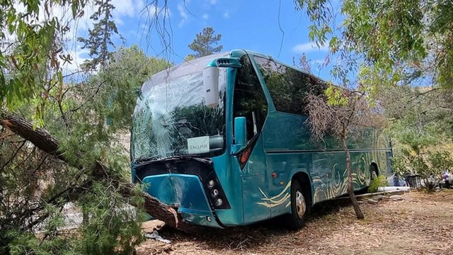 E RËNDË/ Shoferi harroi frenat e dorës, autobusi përplas tre nxënëse në Greqi