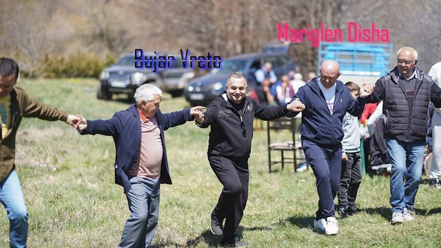 FOTOLAJM/ Kandidati i PS në Librazhd dhe kryetari i PD harrojnë sulmet politike dhe ia marrin valles