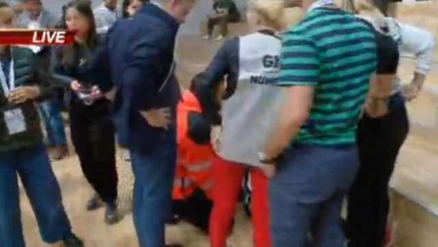 PO VËZHGONTE PROCESIN NË NJË KZAZ NË TIRANË/ Adriana Kalaja rrëzohet nga shkallët