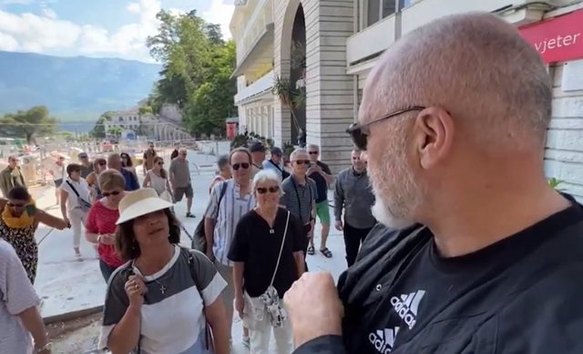 “JU JENI ZOTI RAMA?” Kryeministri batuta me turistët në Gjirokastër: S’jam atraksion turistik (VIDEO)