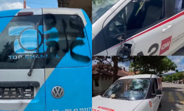 PAMJET/ Sulmohen me gurë nga serbët veturat e disa mediave nga Shqipëria