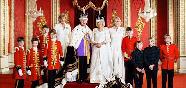 “NUK KA MË MBRETËRESHA”/ Portreti i ri i familjes mbretërore tregon Mbretin Charles me…