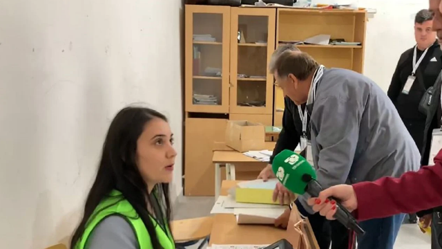PROBLEME NË DISA QENDRA VOTIMI/ Pajisjet elektronike vonojnë nisjen e procesit