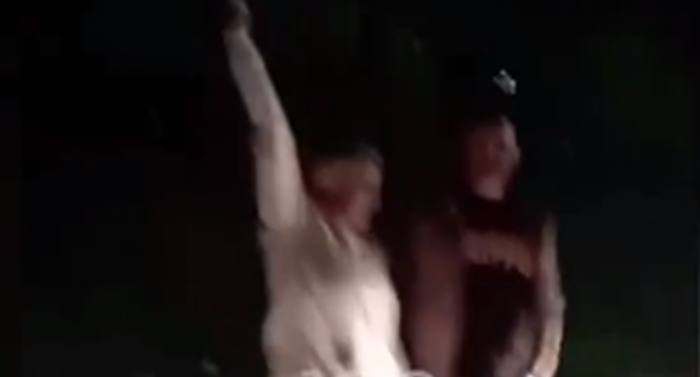 VIDEOLAJM/ Fitorja e Kristjan Shkrelit në Vaun e Dejës, gruaja feston me armë zjarri