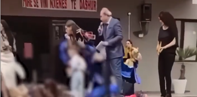 PAMJE TË RËNDA/ Ekrani bie mbi maturantet në Tiranë, pësojnë thyerje të gjymtyrëve