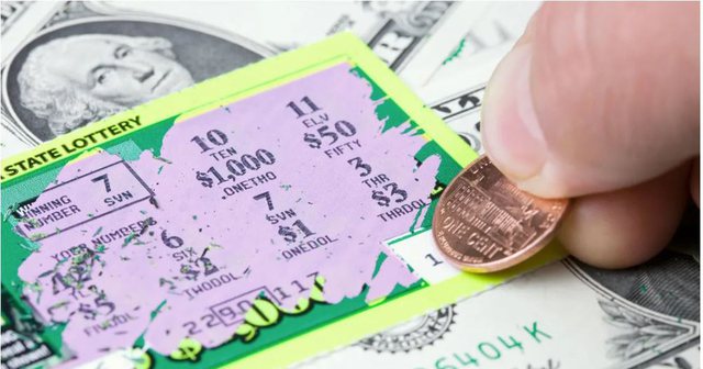E PABESUESHME/ Gruaja e pastrehë fiton 5 milionë dollarë me një biletë gërvishtëse