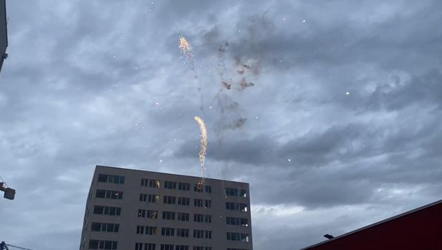 ZGJEDHJET/ Del rezultati për 4 qendra votimi, nis festa me fishekzjarrë në Vorë nga socialistët