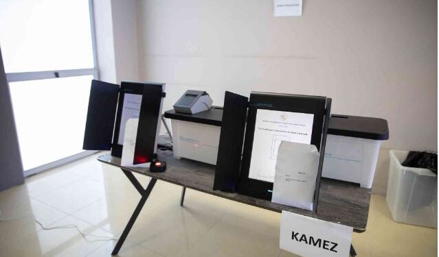 SHQIPËRIA ZGJEDH KRYEBASHKIAKËT E RINJ/ Qytetarët në Kamzë vështirësi në votimin elektronik, kërkojnë ndihmë