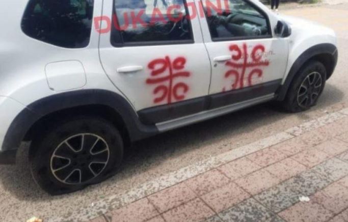 SULMOHEN EKIPET E MEDIAVE NË VERI TË KOSOVËS/ U shpojnë gomat makinave nënshkruajnë kryqin serb