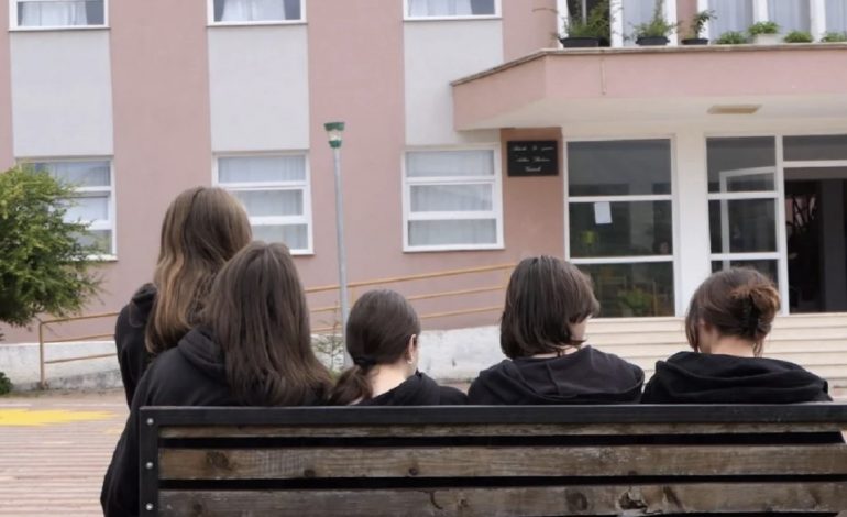 VRASJA PER SHERRIN NE “TIK TOK”/ Gramsh, mbahet zi në shkollën e adoleshentit që humbi jetën