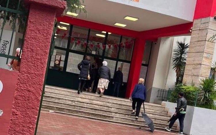 ORËT E FUNDIT/ Qyetatarët dynden drejt qendrës së votimit në shkollën Edith Durham