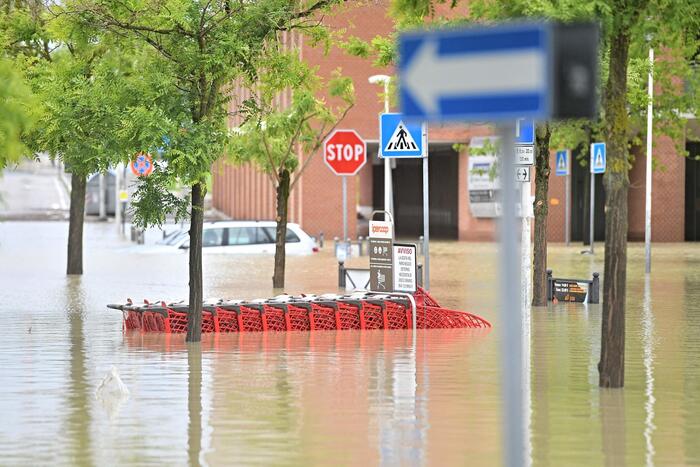 MOTI I KEQ NË ITALI/ Tetë viktima, disa të zhdukur dhe 4 000 të evakuar