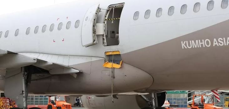 PANIIK NË AJËR/ 30-vjeçari hap derën e emergjencës ndërsa avioni ishte në fluturim, tenton të hidhet