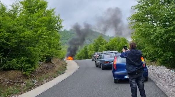 PAMJET/ Përfshihet nga flakët, shkrumbohet ‘Audi’ në Rrugën e Arbrit