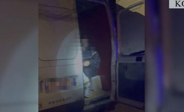 KAPET NË KORÇË/ Kishte “paketuar” në furgon 15 emigrantë të paligjshëm, arrestohet durrsaku