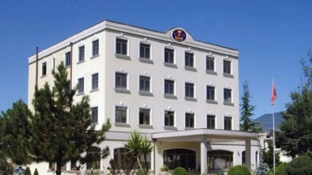 ZJARRI NË ZYRAT E SHISH NË ELBASAN/ Zbulohet shkaku: Një kompjuter u dogj për të…