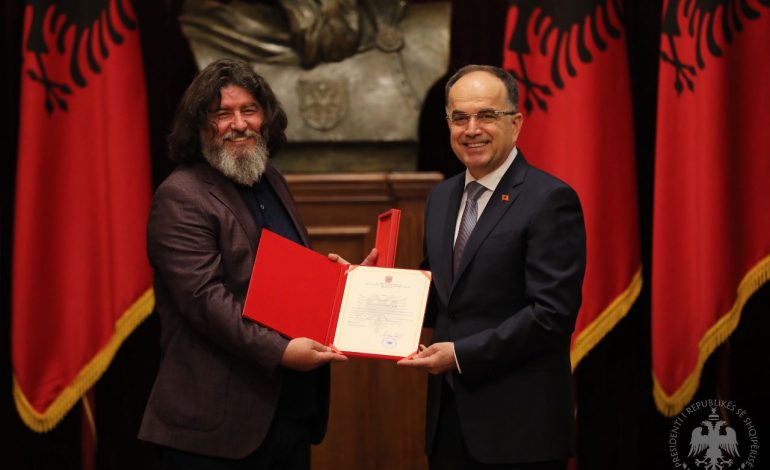 Presidenti Begaj dekoron me titullin “Mjeshtër i Madh” piktorin e njohur Helidon Haliti