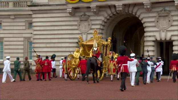 PAS KURORËZIMIT/ Çifti mbretëror mbërrin në Pallatin Buckingham