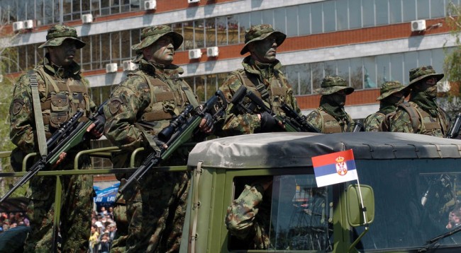 HELIKOPTERËT FLUTUROJNË NË KUFI/ Rusia kërkon që Serbia të fusë ushtrinë e policinë në Kosovë