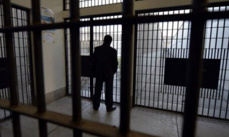 E RËNDË/ Sherr me thika në burgun grek, 30-vjeçari shqiptar plagos bashkëkombësin e tij