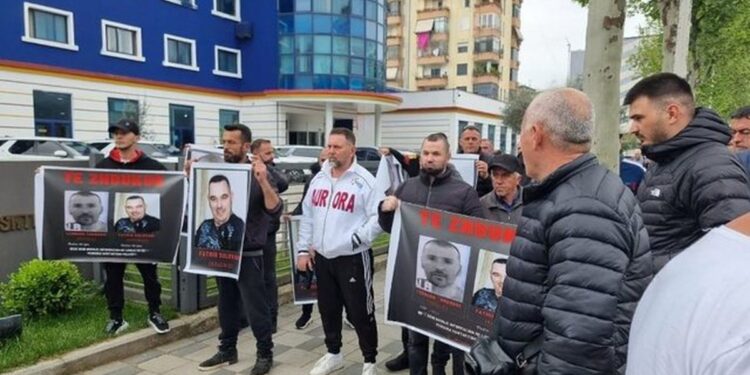ENDE MISTER FATI I 2 TË MITURVE NË SARANDË/ Familjarët takojnë kreun e Policisë së Shtetit