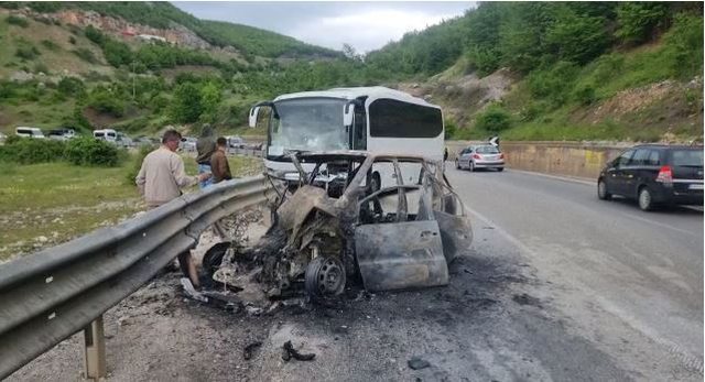 DALIN PAMJET/ Makina e shkrumbuar totalisht, pamje nga aksidenti me disa të plagosur në Qafë Thanë